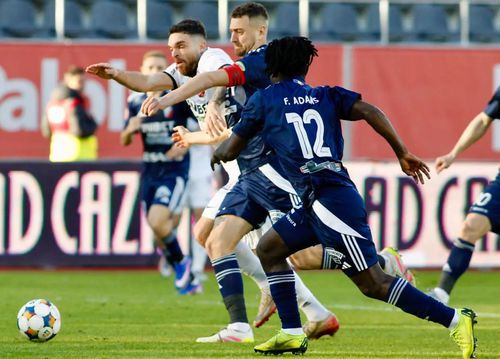 Chițu s-a descurcat admirabil pe lângă Miron și Friday în partida de pe Cibin. Foto: mesageruldesibiu.ro