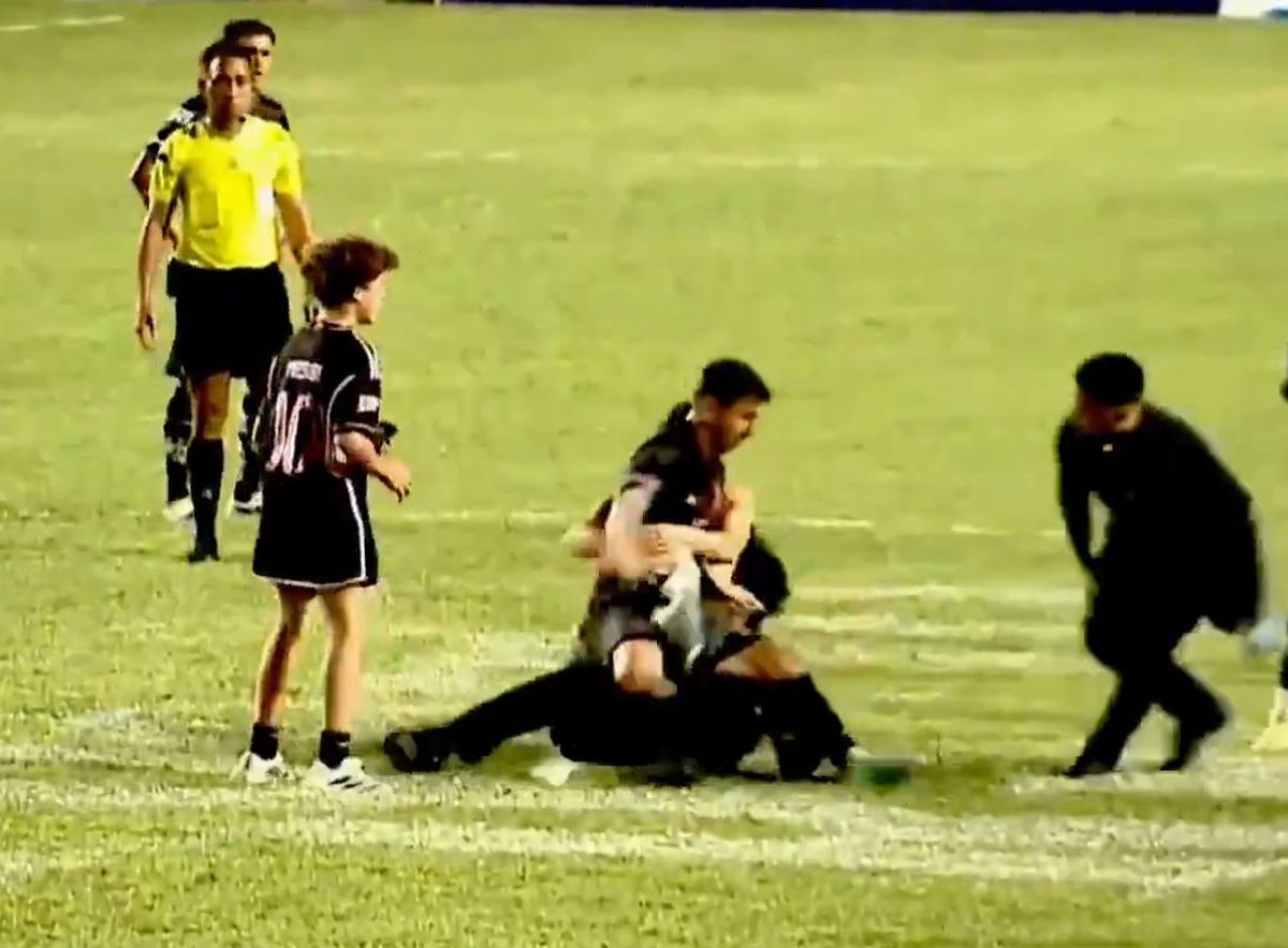 Haos în Puerto Rico! Lionel Messi, pus la pământ de suporteri chiar în timpul meciului