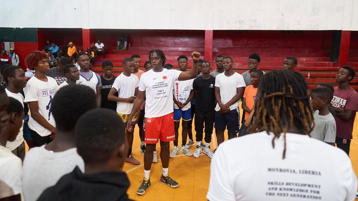 Veteranul lui CSM Oradea provine dintr-o țară africană distrusă de războaie și droguri și organizează anual tabere pentru copii: „Sunt pui de găină, capre pe stradă”