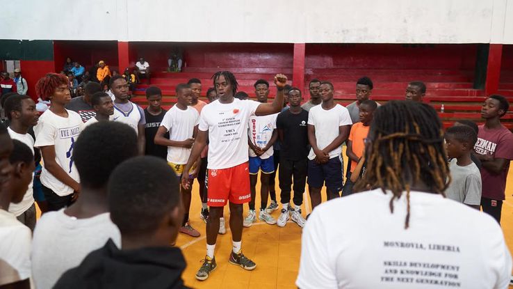 Thomas Bropleh organizează tabere de baschet pentru copii în Liberia/Foto: Instagram (Thomas Bropleh)