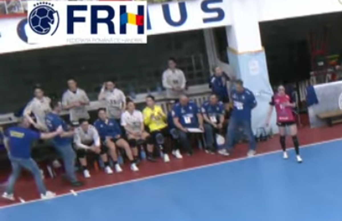 Gestul lui Bogdan Burcea / foto: captură YouTube @Federatia Romana de Handbal