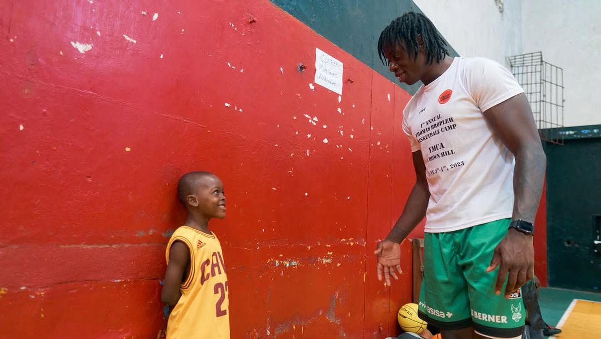 Thomas Bropleh, jucătorul lui CSM Oradea care organizează tabere de baschet în Liberia