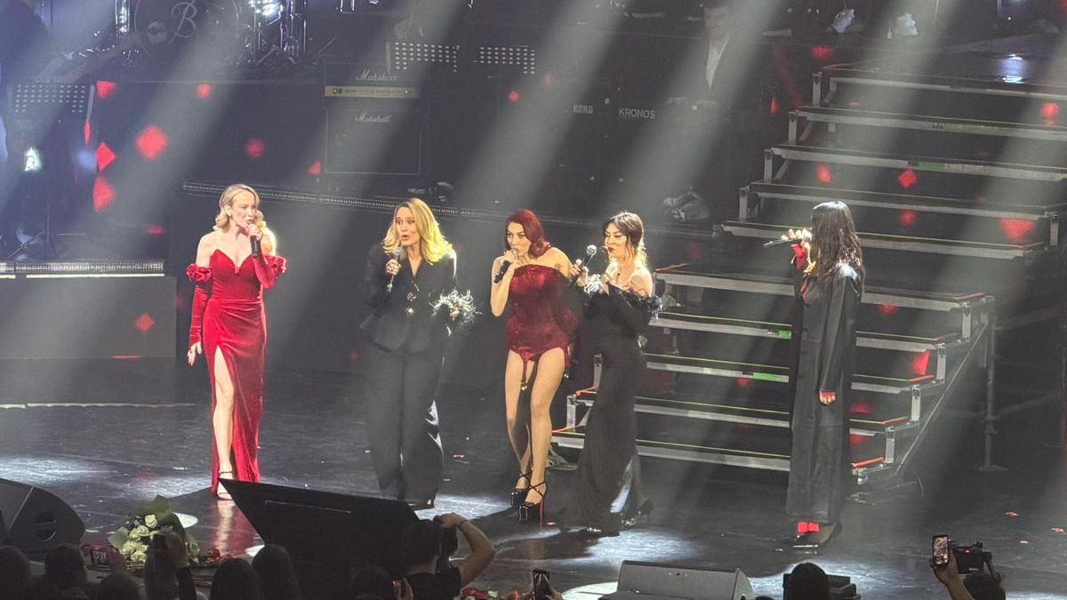Sandra Izbașa, apariție de senzație pe scena de la Sala Palatului, alături de Andreea Esca și Lidia Buble: „Campioana blondă”