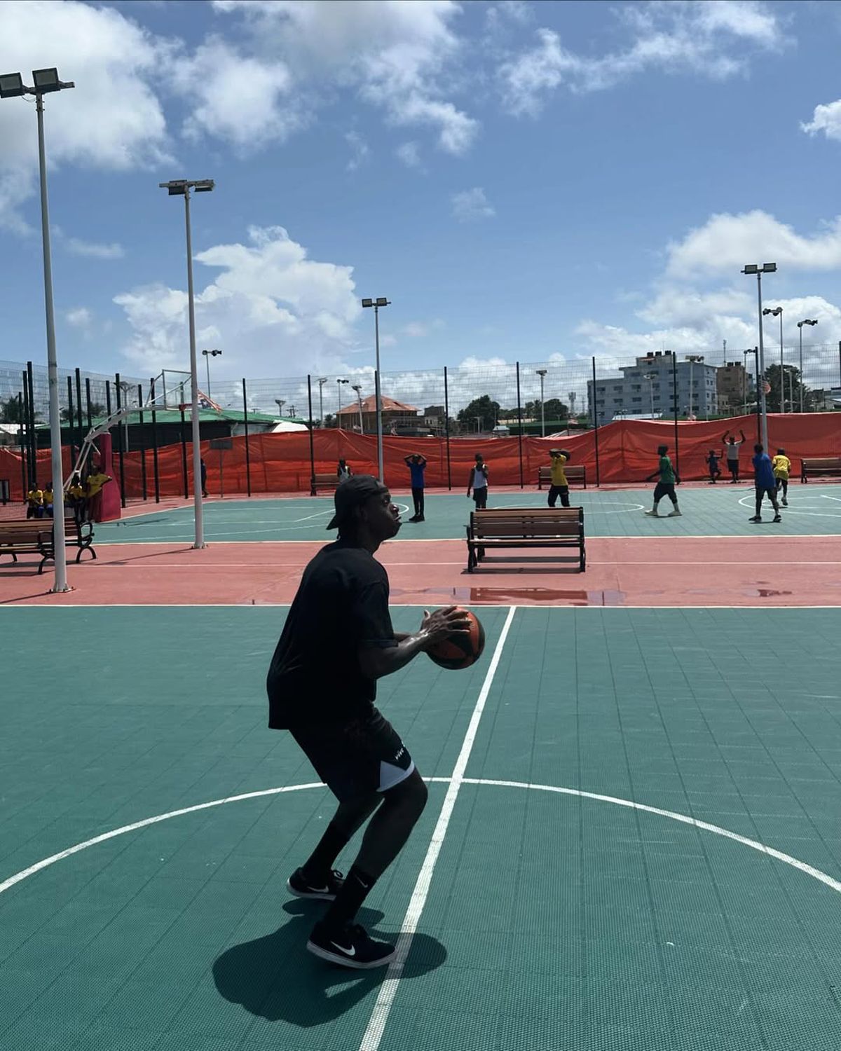 Thomas Bropleh, jucătorul lui CSM Oradea care organizează tabere de baschet în Liberia