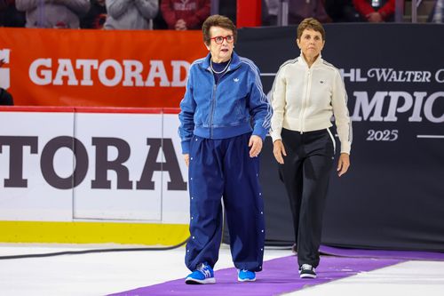 Billie Jean King pășind pe gheață la un meci din liga profesionita feminină FOTO Imago Images