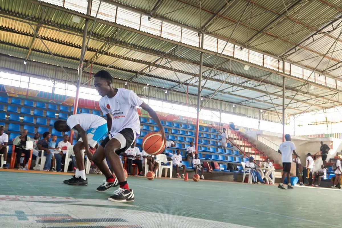 Veteranul lui CSM Oradea provine dintr-o țară africană distrusă de războaie și droguri și organizează anual tabere pentru copii: „Sunt pui de găină, capre pe stradă”