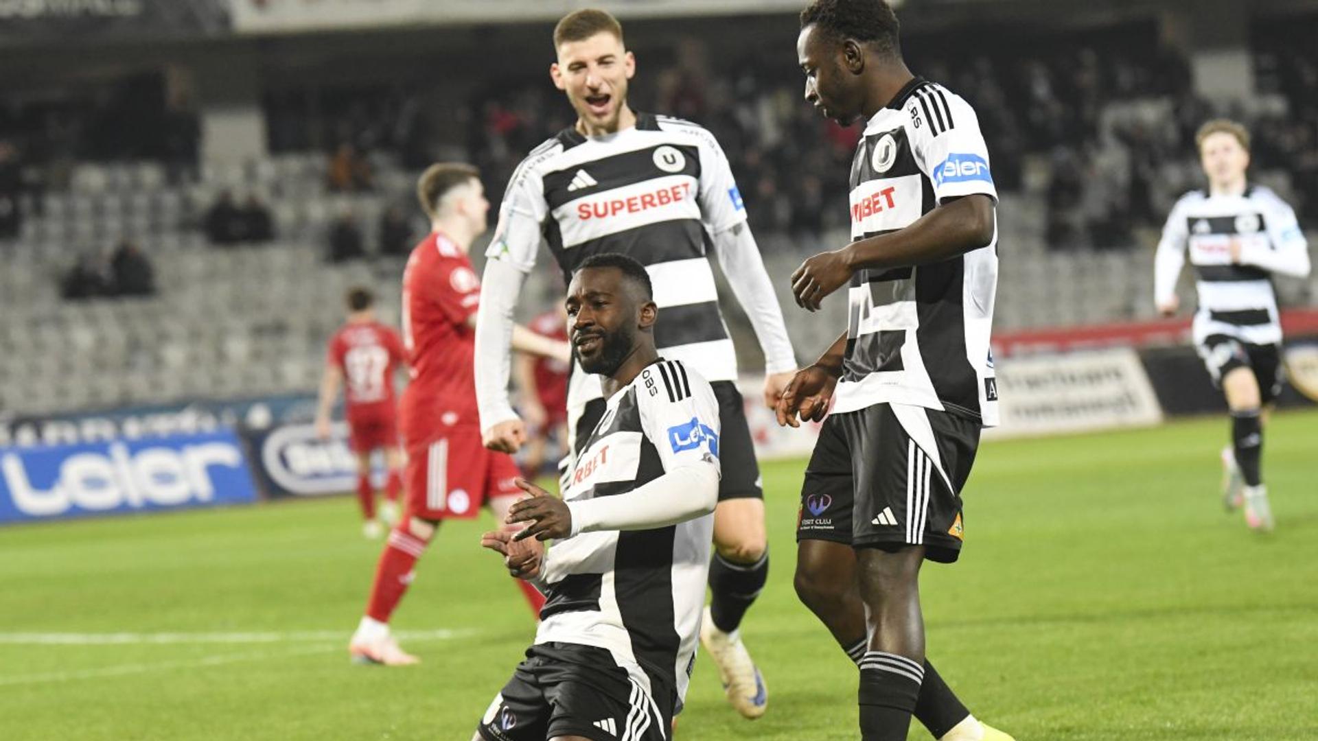 Issouf Macalou în tricoul Universității Cluj, marcând gol decisiv în meciul de FCSB play-off contra campioanei României. | sursa foto: Gazeta Sporturilor