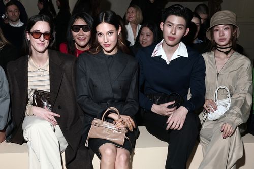 Eileen Gu (centru) în primul rând la prezentarea celor de la Prada FOTO Guliver/GettyImages