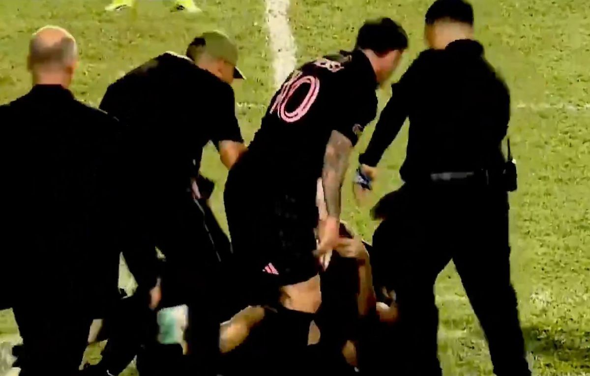 Lionel Messi, doborât de fani în Puerto Rico