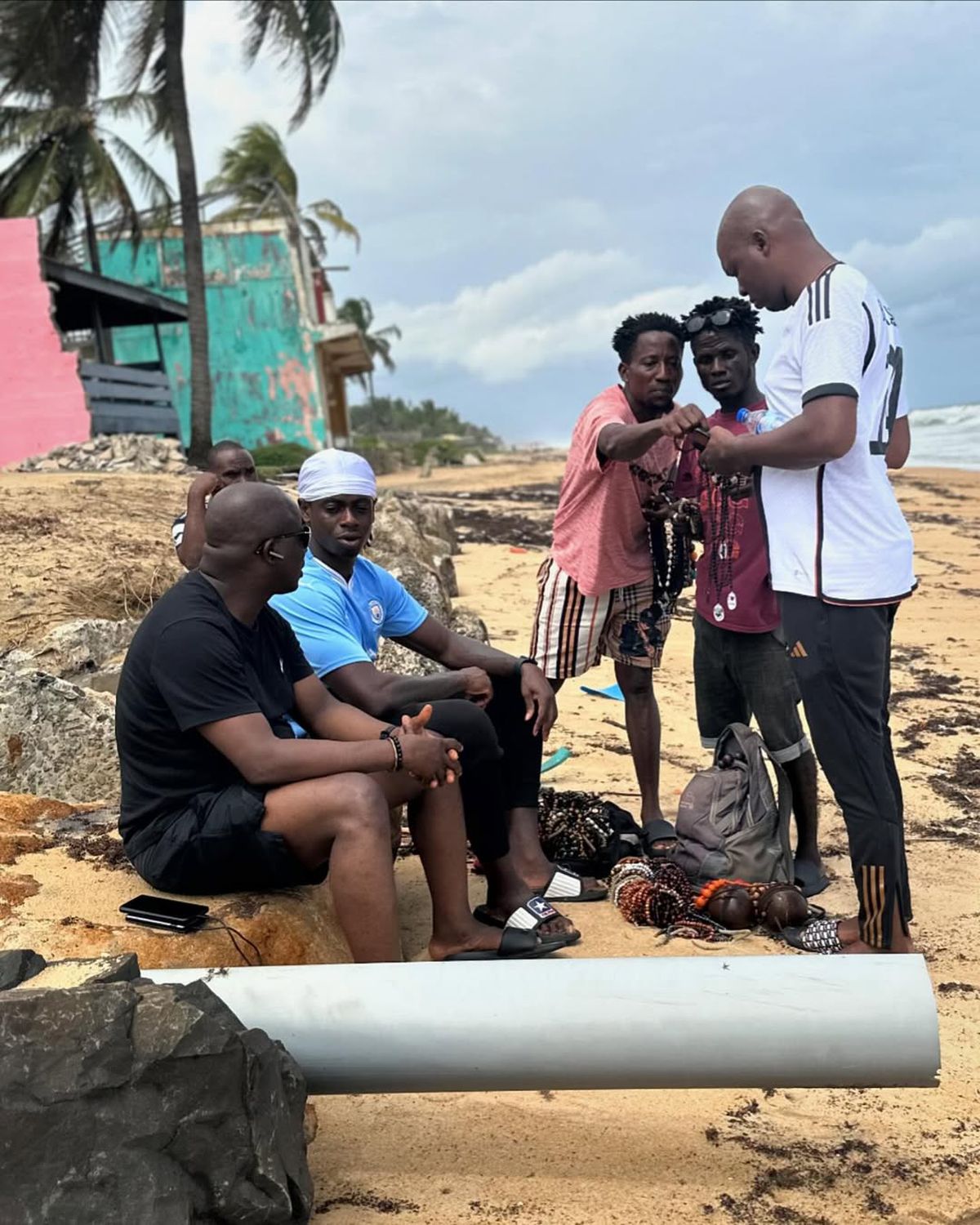 Veteranul lui CSM Oradea provine dintr-o țară africană distrusă de războaie și droguri și organizează anual tabere pentru copii: „Sunt pui de găină, capre pe stradă”