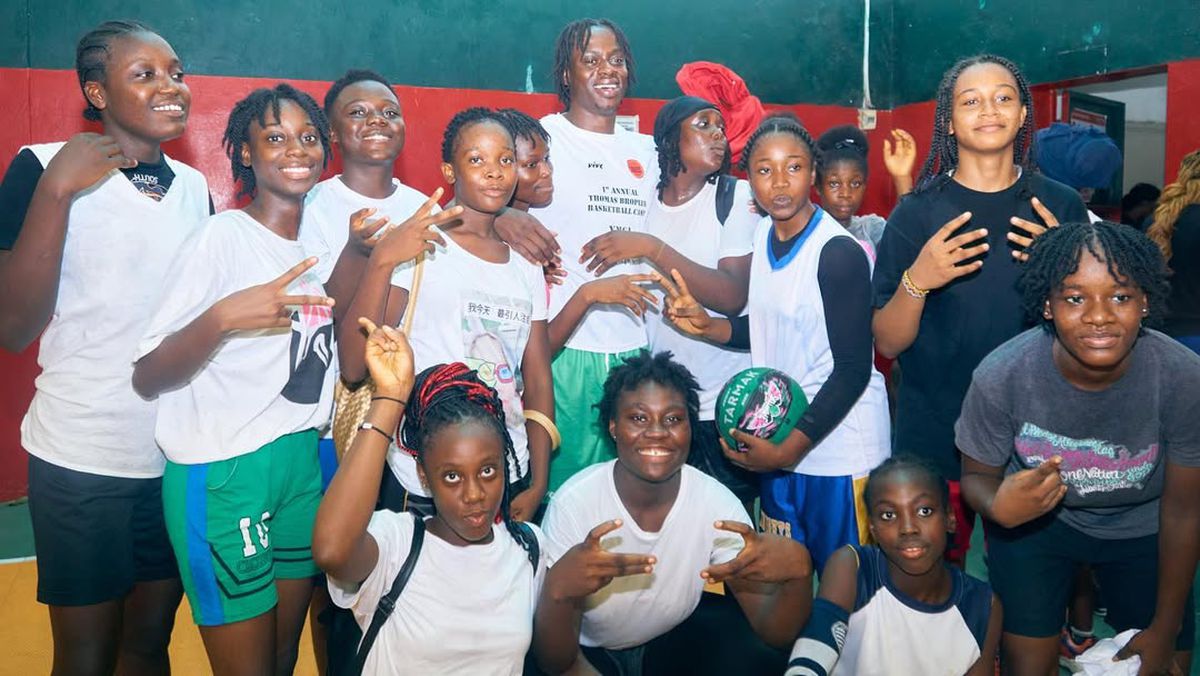 Thomas Bropleh, jucătorul lui CSM Oradea care organizează tabere de baschet în Liberia