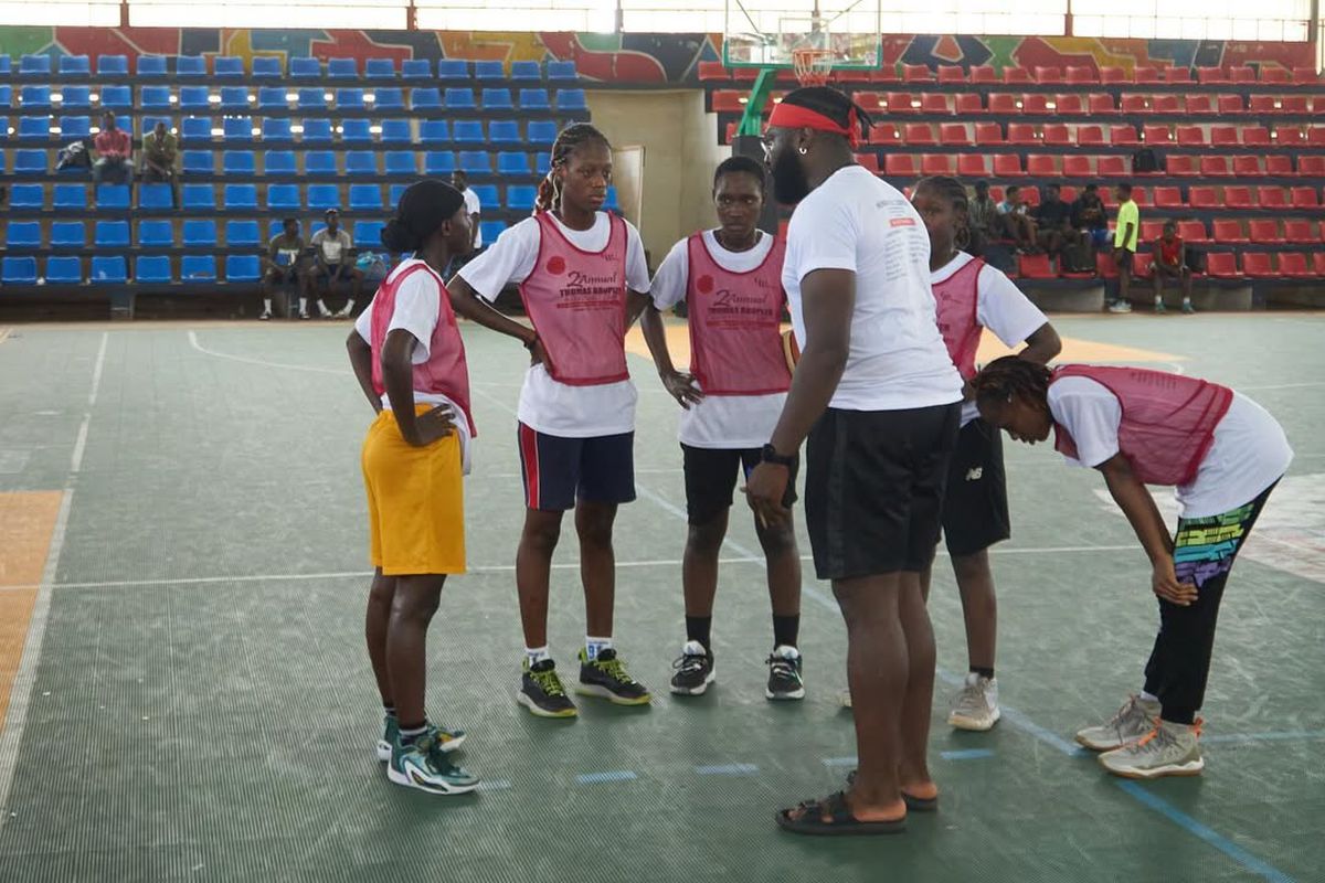 Veteranul lui CSM Oradea provine dintr-o țară africană distrusă de războaie și droguri și organizează anual tabere pentru copii: „Sunt pui de găină, capre pe stradă”