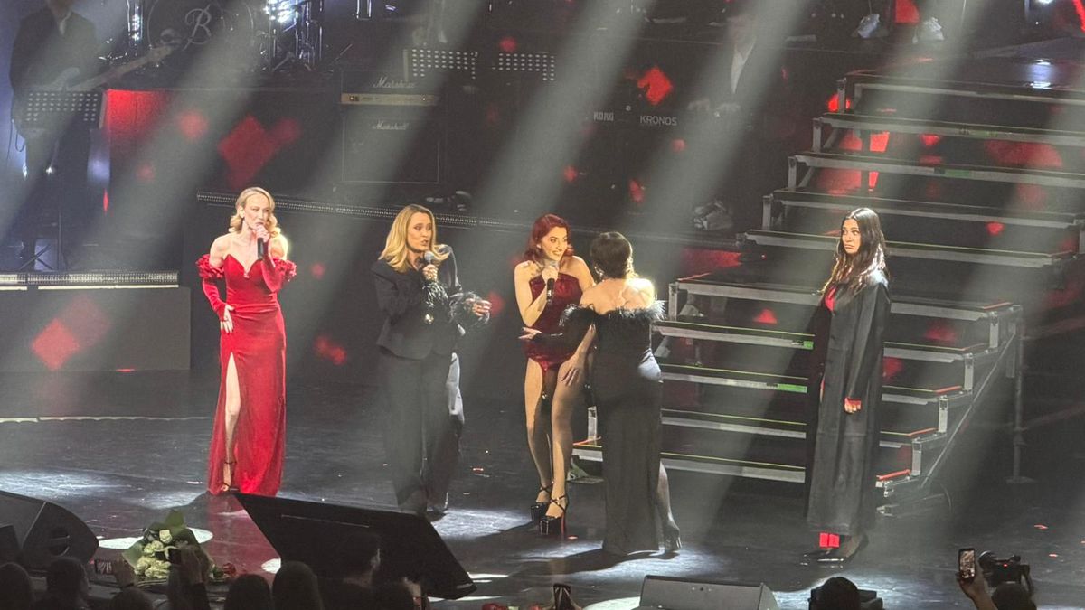 Sandra Izbașa, apariție de senzație pe scena de la Sala Palatului, alături de Andreea Esca și Lidia Buble: „Campioana blondă”
