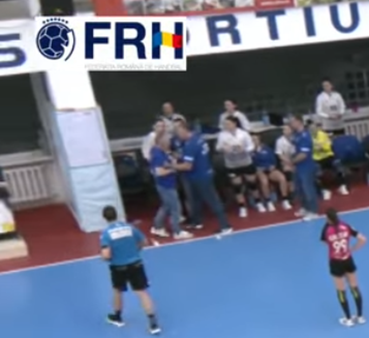 Gestul lui Bogdan Burcea / foto: captură YouTube @Federatia Romana de Handbal