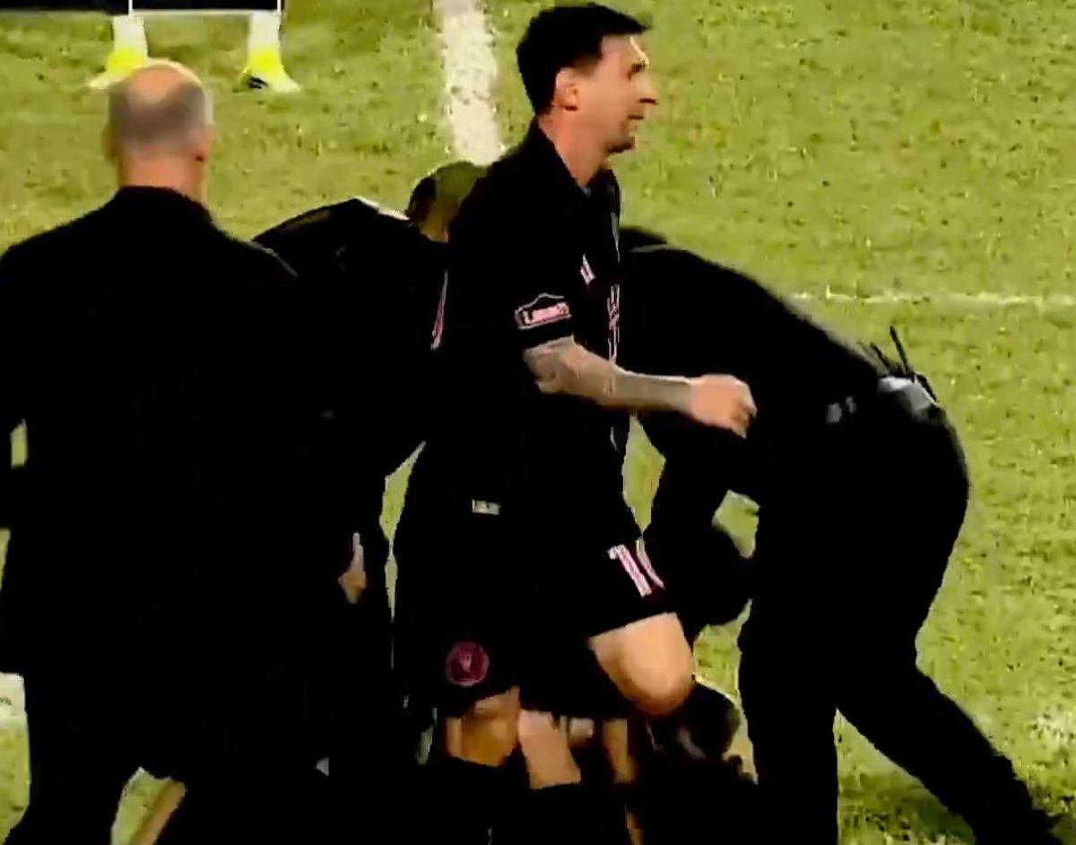 Lionel Messi, doborât de fani în Puerto Rico