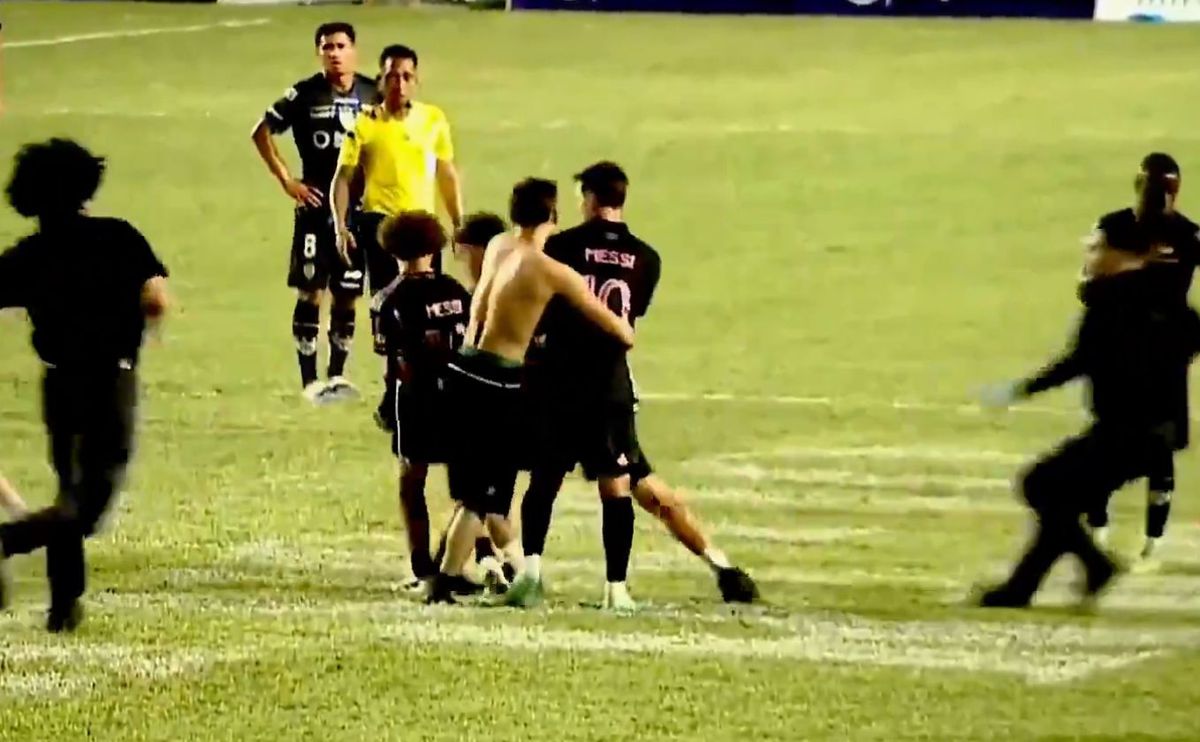 Lionel Messi, doborât de fani în Puerto Rico