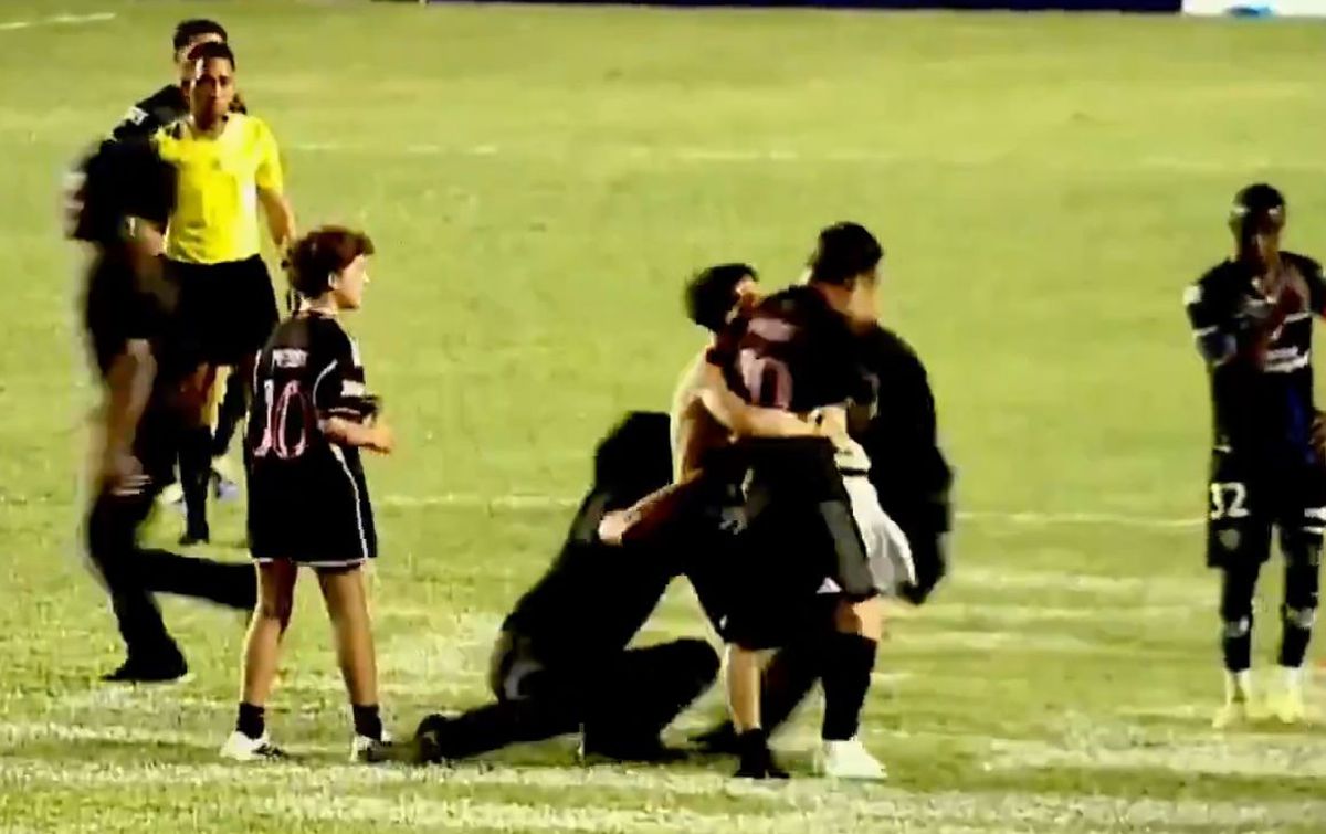 Haos în Puerto Rico! Lionel Messi, pus la pământ de suporteri chiar în timpul meciului