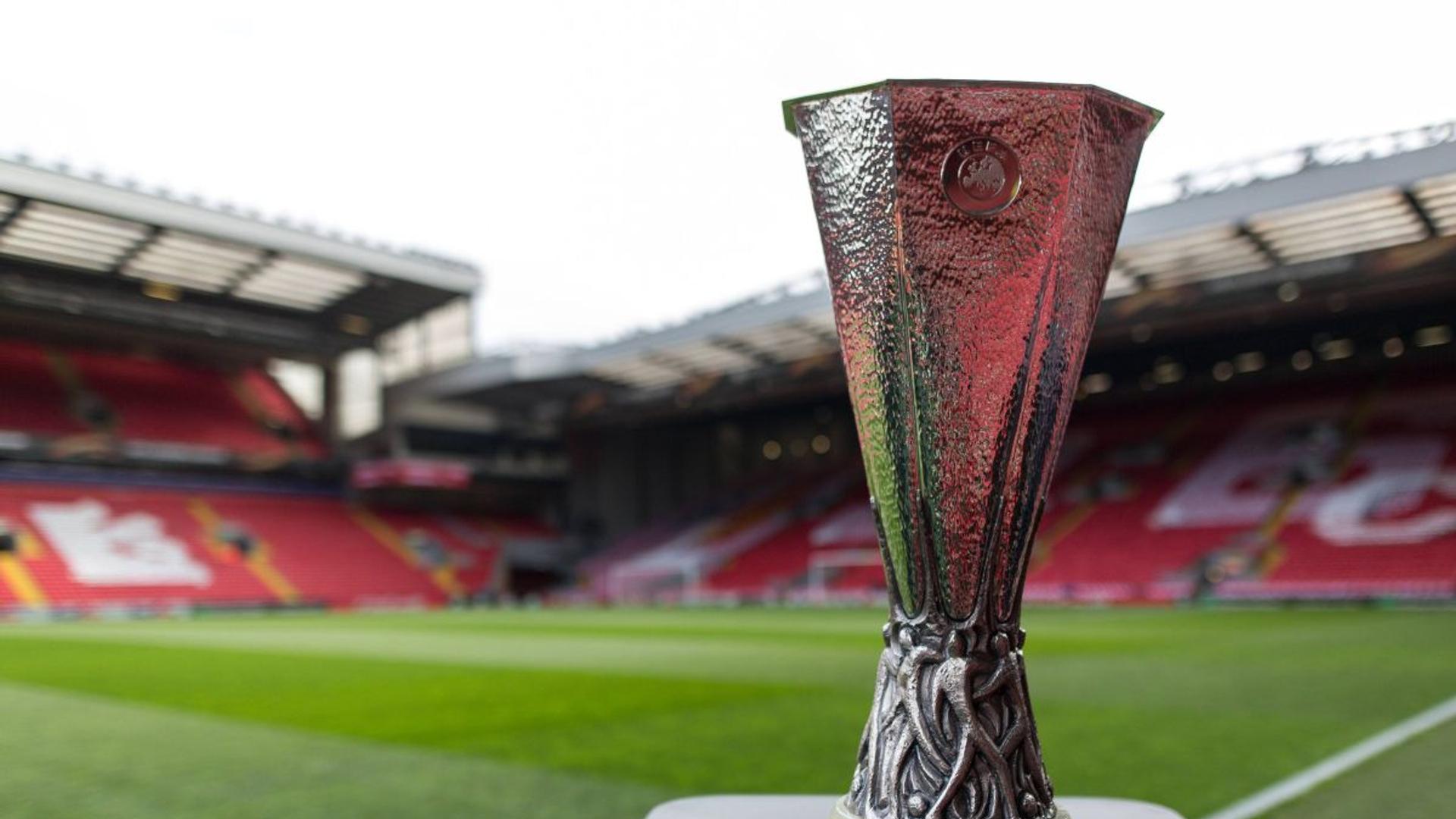 Masa rotundă cu bile și bilete pentru tragerea la sorți a optimilor Europa League, cu reprezentanți ai cluburilor și oficiali UEFA prezenți. | sursa foto: Gazeta Sporturilor