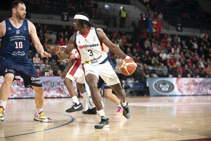 Thomas Bropleh, în maioul lui CSM Oradea/Foto: CSM Oradea