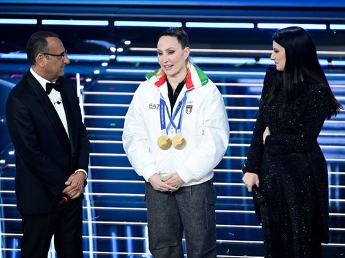 Francesca Lollobrigida alături de Carlo Conti și Laura Pausini pe scena de la Sanremo FOTO Imago Images