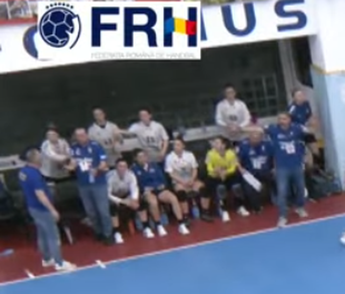 Gestul lui Bogdan Burcea / foto: captură YouTube @Federatia Romana de Handbal