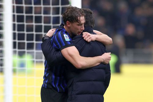 Pio Esposito, îmbrățișându-l aici pe Cristi Chivu // foto: Guliver/gettyimages