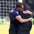 Pio Esposito, îmbrățișându-l aici pe Cristi Chivu // foto: Guliver/gettyimages