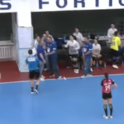 Gestul lui Bogdan Burcea / foto: captură YouTube @Federatia Romana de Handbal
