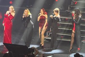 Sandra Izbașa, apariție de senzație pe scena de la Sala Palatului, alături de Andreea Esca și Lidia Buble: „Campioana blondă”