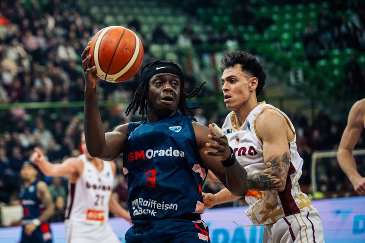 Thomas Bropleh, în maioul lui CSM Oradea/Foto: fiba.basketball