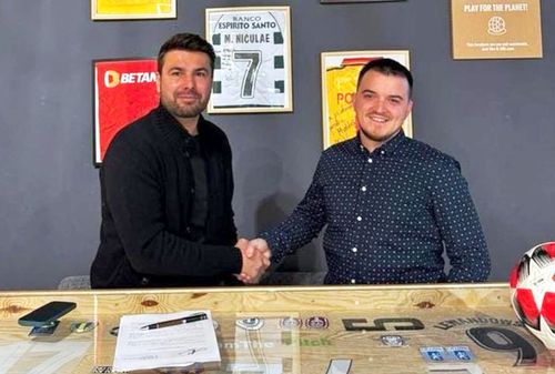 Fotografia în care Mutu și Blaga își strâng mâinile de parcă tocmai ar fi semnat un acord