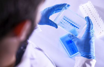 Explicațiile unui expert român: de ce nu vom avea prea curând vaccin împotriva COVID-19