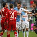 Mustafa Kucukovic (centru), într-un meci cu Bayern Munchen // foto: Imago