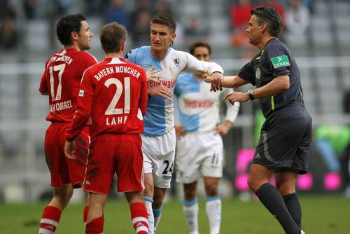 Mustafa Kucukovic (centru), într-un meci cu Bayern Munchen // foto: Imago