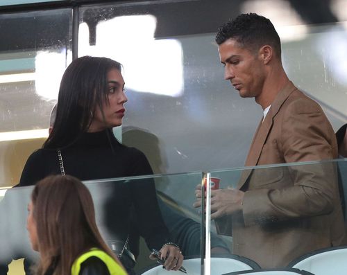 Familia lui Cristiano Ronaldo (36 de ani) s-a mărit cu un nou animal de companie. O cățelușă chinezească fără păr, Antonia, pe care logodnica Georgina Rodriguez a și prezentat-o fanilor pe contul de Instagram.