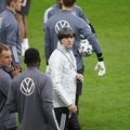 Joachim Low (61 de ani) a fost foarte implicat la antrenamentul oficial de pe Arena Națională, înaintea partidei România - Germania, din preliminariile Campionatului Mondial.
FOTO: Alexandra Fechete