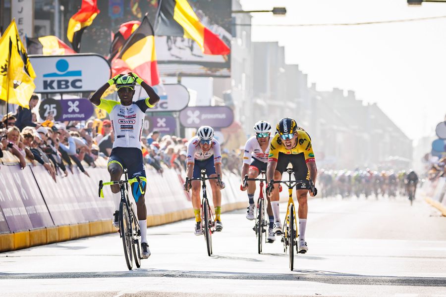 Biniam Girmay (Intermarché-Wanty-Gobert), foto: Imago Cine este Biniam Girmay, eritreeanul care a făcut istorie în Gent-Wevelgem: „Nu-mi place să mă laud, nu uit de unde am plecat. Dar în curse sunt total nebun!”