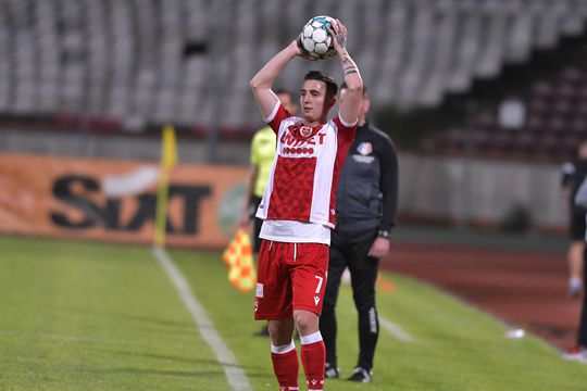Cehul Dusan Uhrin Jr. (54 de ani), noul antrenor al lui Dinamo, continuă să primească vești proaste. Steliano Filip (27 de ani) și Vladuț Morar (28 de ani) au probleme medicale și ar putea rata meciul de runda viitoare, împotriva Chindiei Târgoviște.
