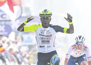 Cine este Biniam Girmay, eritreeanul care a făcut istorie în Gent-Wevelgem: „Nu-mi place să mă laud, nu uit de unde am plecat. Dar în curse sunt total nebun!”