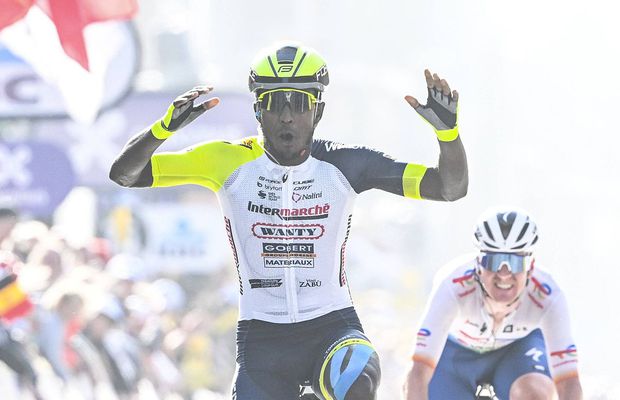 Cine este Biniam Girmay, eritreeanul care a făcut istorie în Gent-Wevelgem: „Nu-mi place să mă laud, nu uit de unde am plecat. Dar în curse sunt total nebun!”