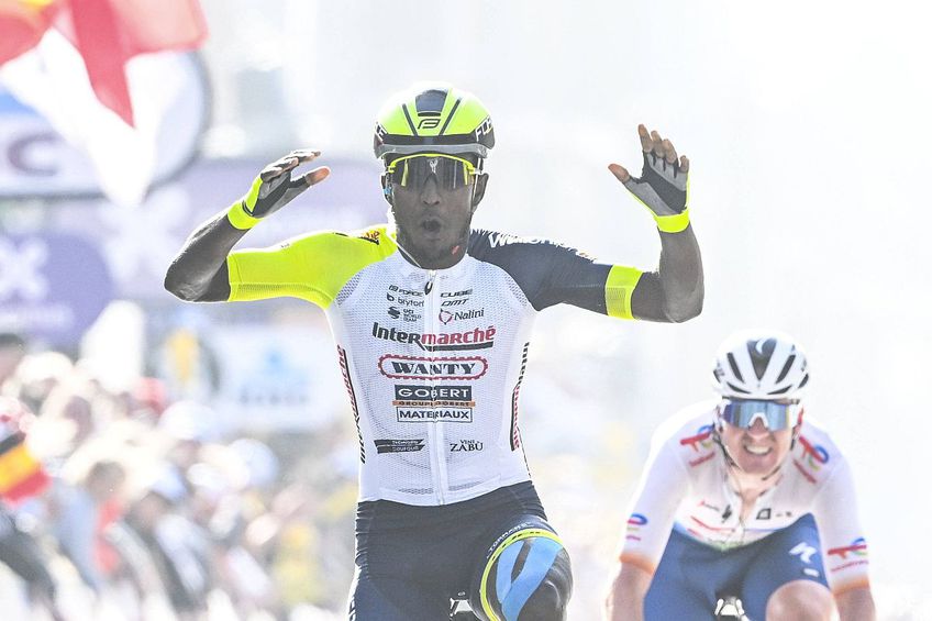 Biniam Girmay, ciclistul de 21 de ani din Eritreea, a câștigat la sprint importanta clasică belgiană Gent-Wevelgem