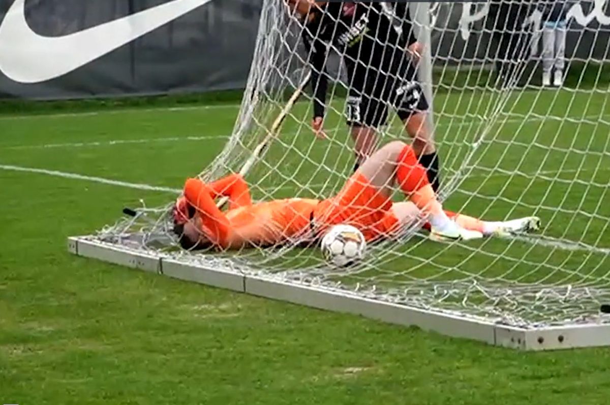 Sperietură în amicalul CFR Cluj - Hermannstadt » S-a lovit de o bară de susținere și a fost nevoie de intervenția ambulanței