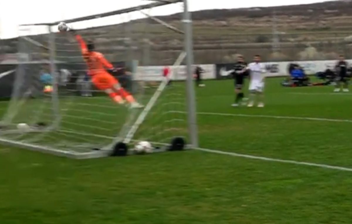 Sperietură în amicalul CFR Cluj - Hermannstadt » S-a lovit de o bară de susținere și a fost nevoie de intervenția ambulanței