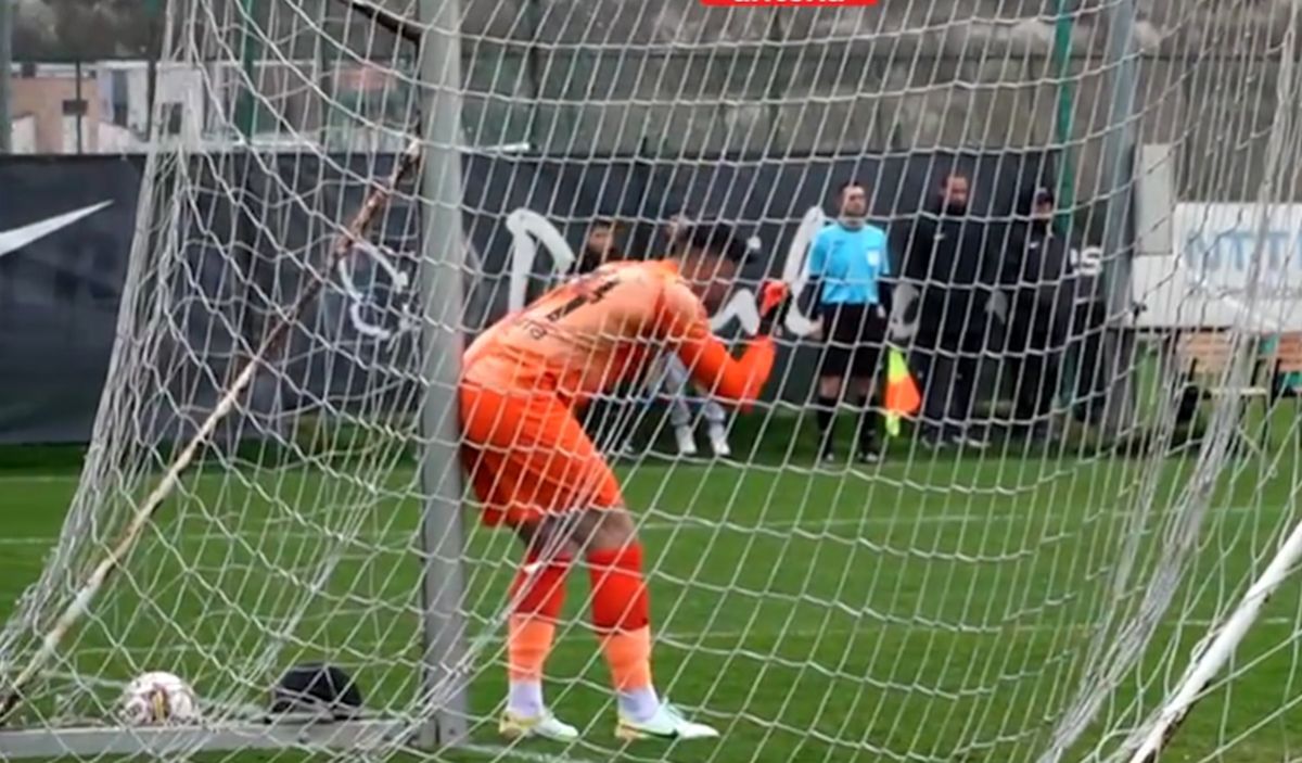 Sperietură în amicalul CFR Cluj - Hermannstadt » S-a lovit de o bară de susținere și a fost nevoie de intervenția ambulanței