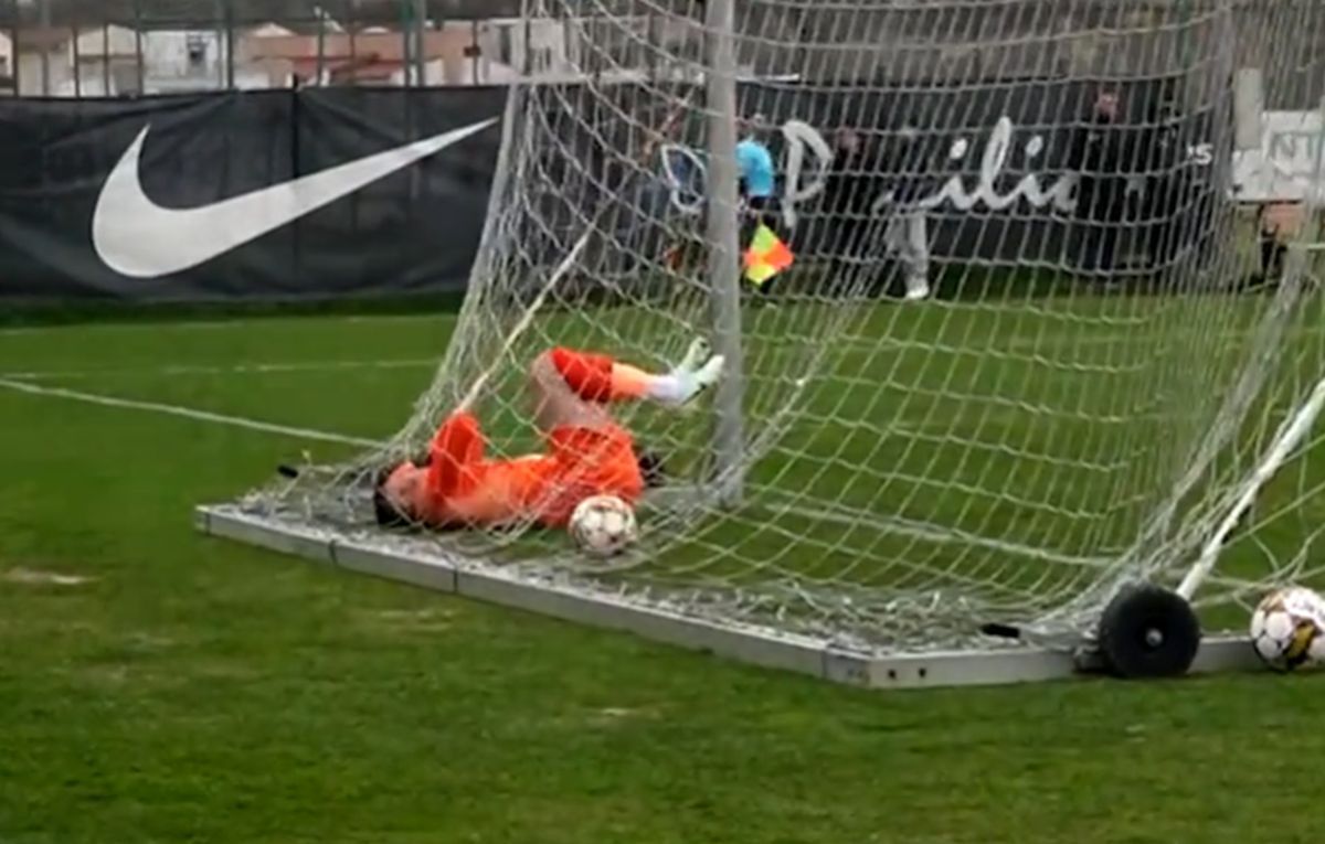 Sperietură în amicalul CFR Cluj - Hermannstadt » S-a lovit de o bară de susținere și a fost nevoie de intervenția ambulanței