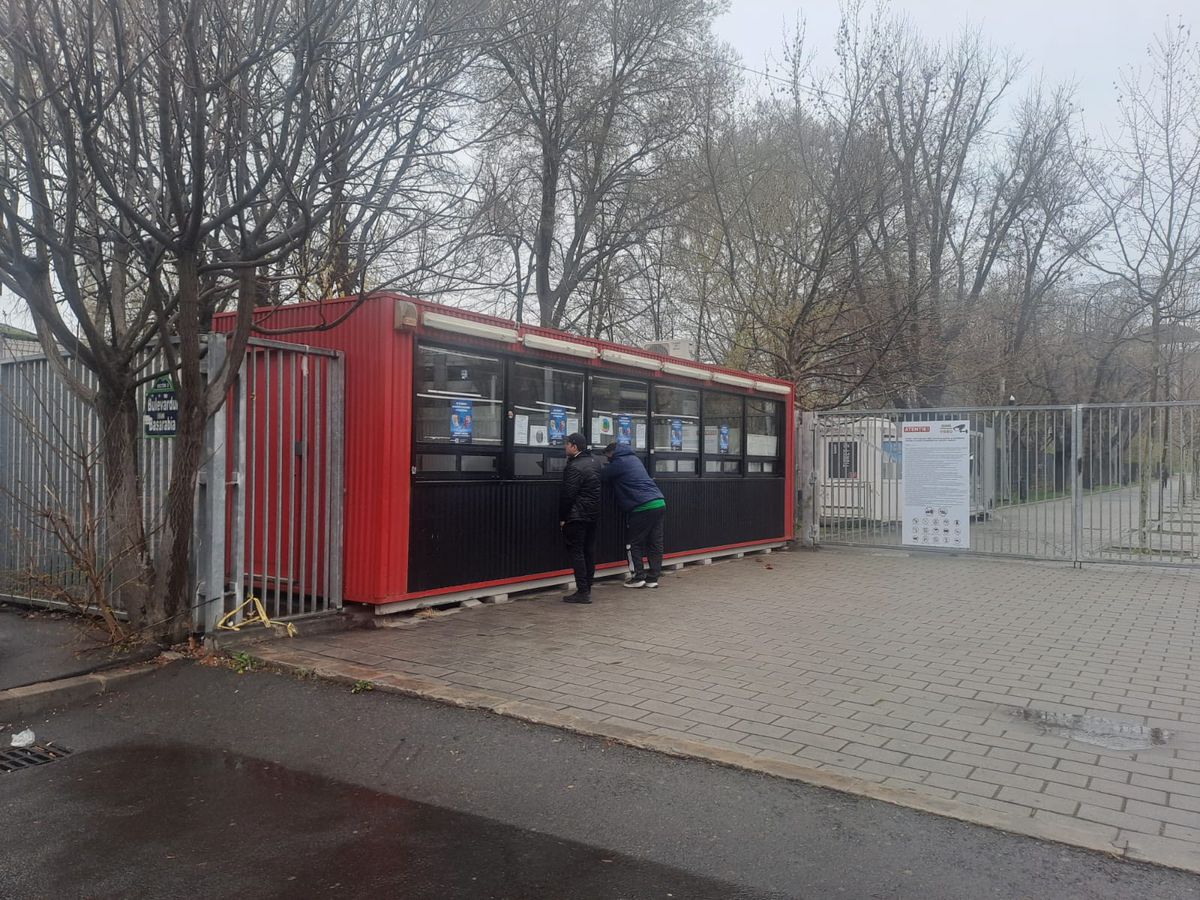 FOTO Liniște la casele de bilete înainte de România-Belarus