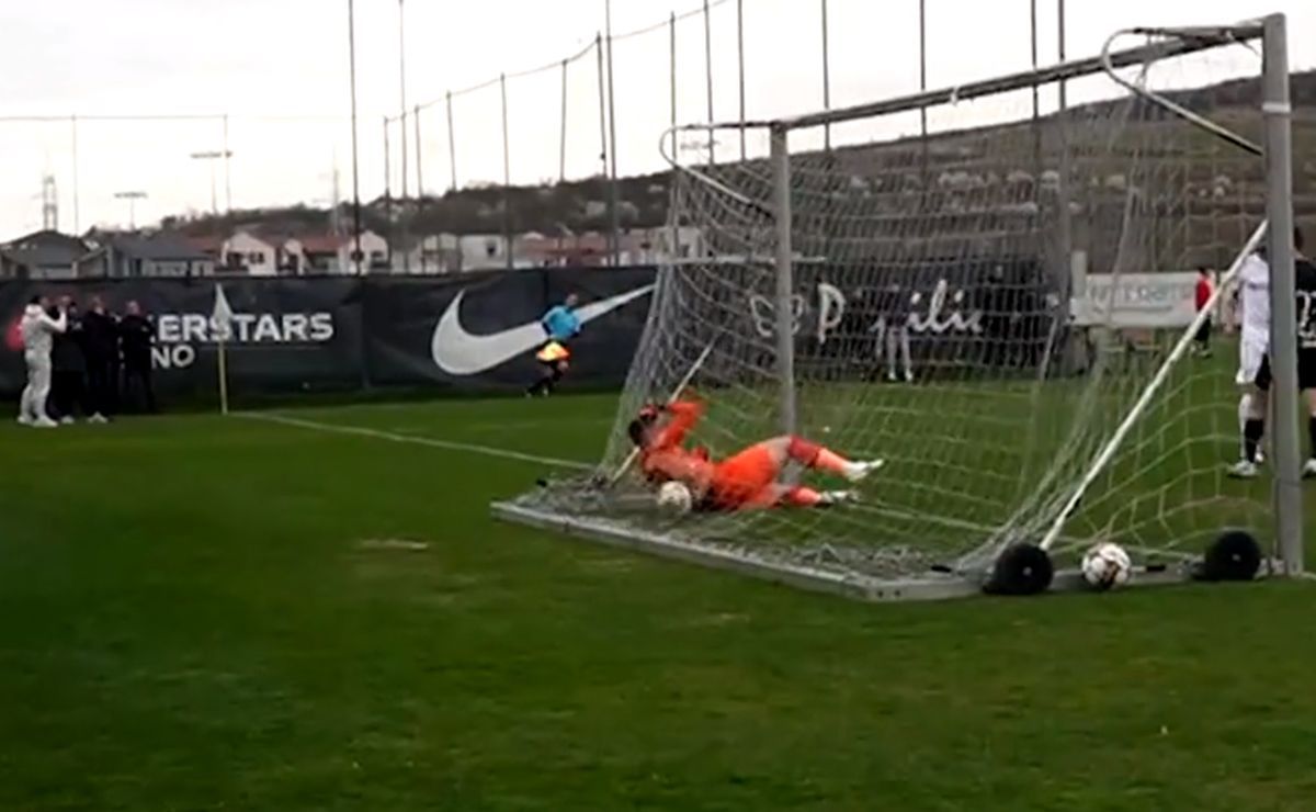 Sperietură în amicalul CFR Cluj - Hermannstadt » S-a lovit de o bară de susținere și a fost nevoie de intervenția ambulanței