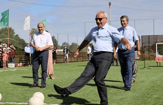 Adversarii României, conduși de un zootehnist: e un apropiat al dictatorului Lukașenko