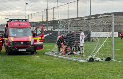 Sperietură în amicalul CFR Cluj - Hermannstadt » S-a lovit de o bară de susținere și a fost nevoie de intervenția ambulanței