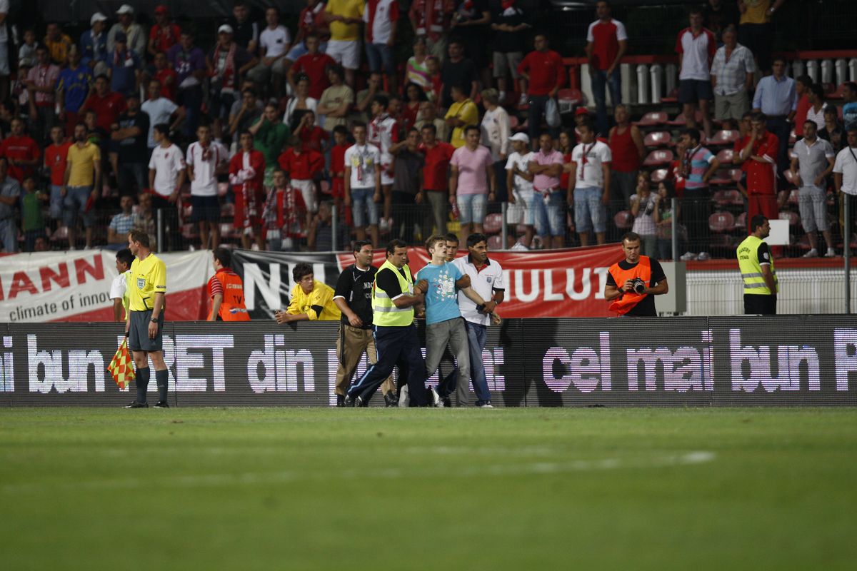 De unde vine expresia de „masa verde” și 10 exemple celebre din fotbalul românesc: Cazul „Bricheta”, „Minunea de la Liberec” și momentul în care s-a stins nocturna în Rapid - PSG